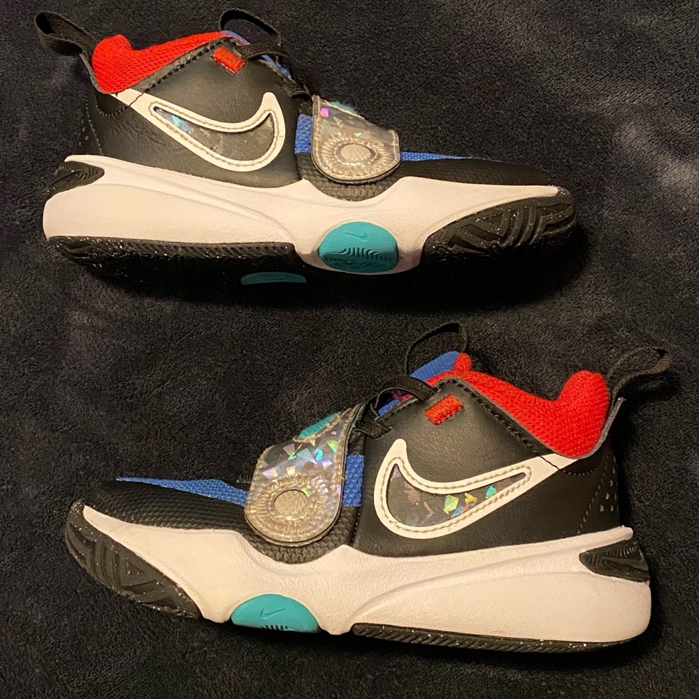 Nike Team Hustle, Vibrant Kids' Sneakers with Holographic Strap